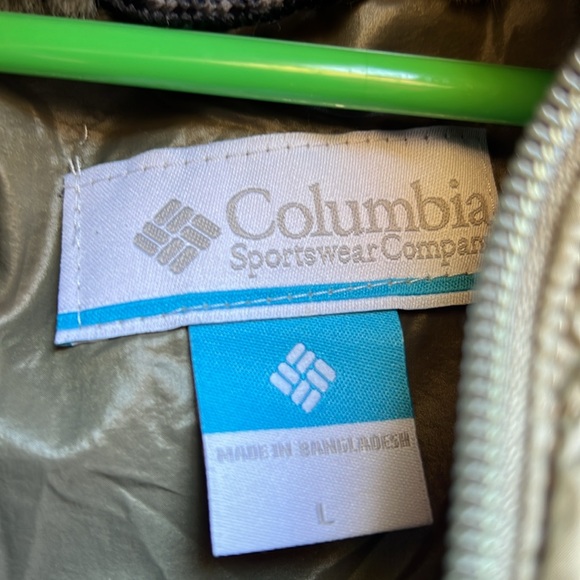 Army green mid length Columbia puffer with Omni shield - Picture 3 of 7